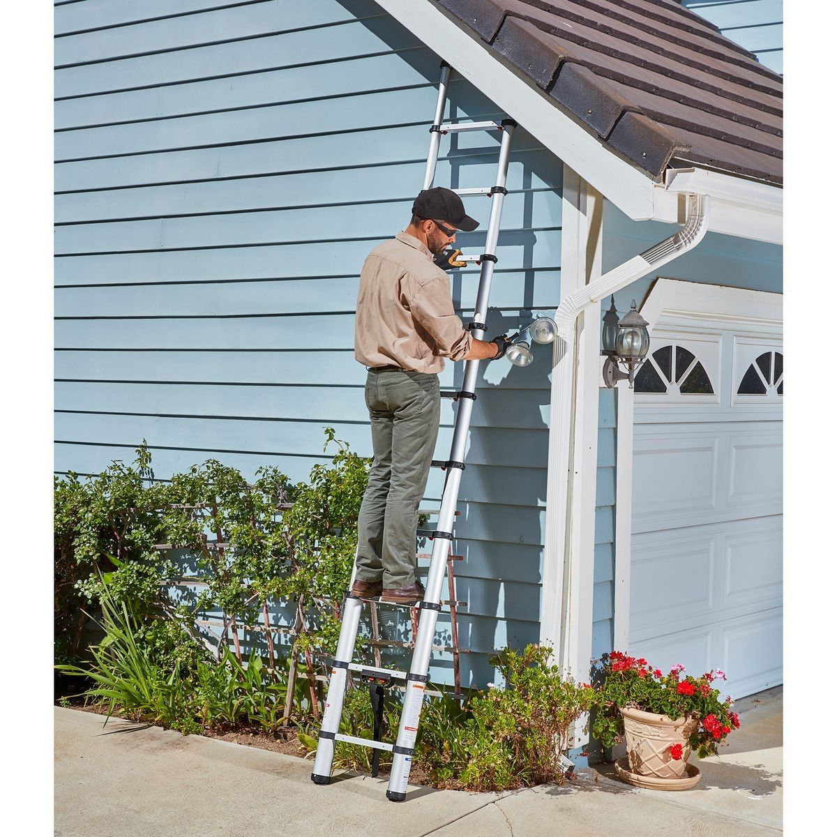 14 ft. Reach Portable Telescoping Ladder D8184